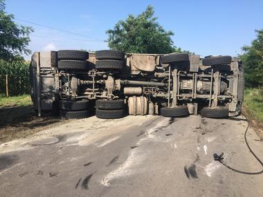 Teleorman: Trafic blocat pe DN 51A, în zona localităţii Viişoara, unde s-a răsturnat o basculantă care transporta pietriş. FOTO