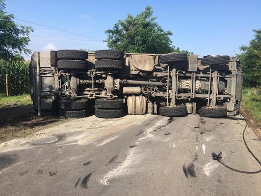 Teleorman: Trafic blocat pe DN 51A, în zona localităţii Viişoara, unde s-a răsturnat o basculantă care transporta pietriş. FOTO