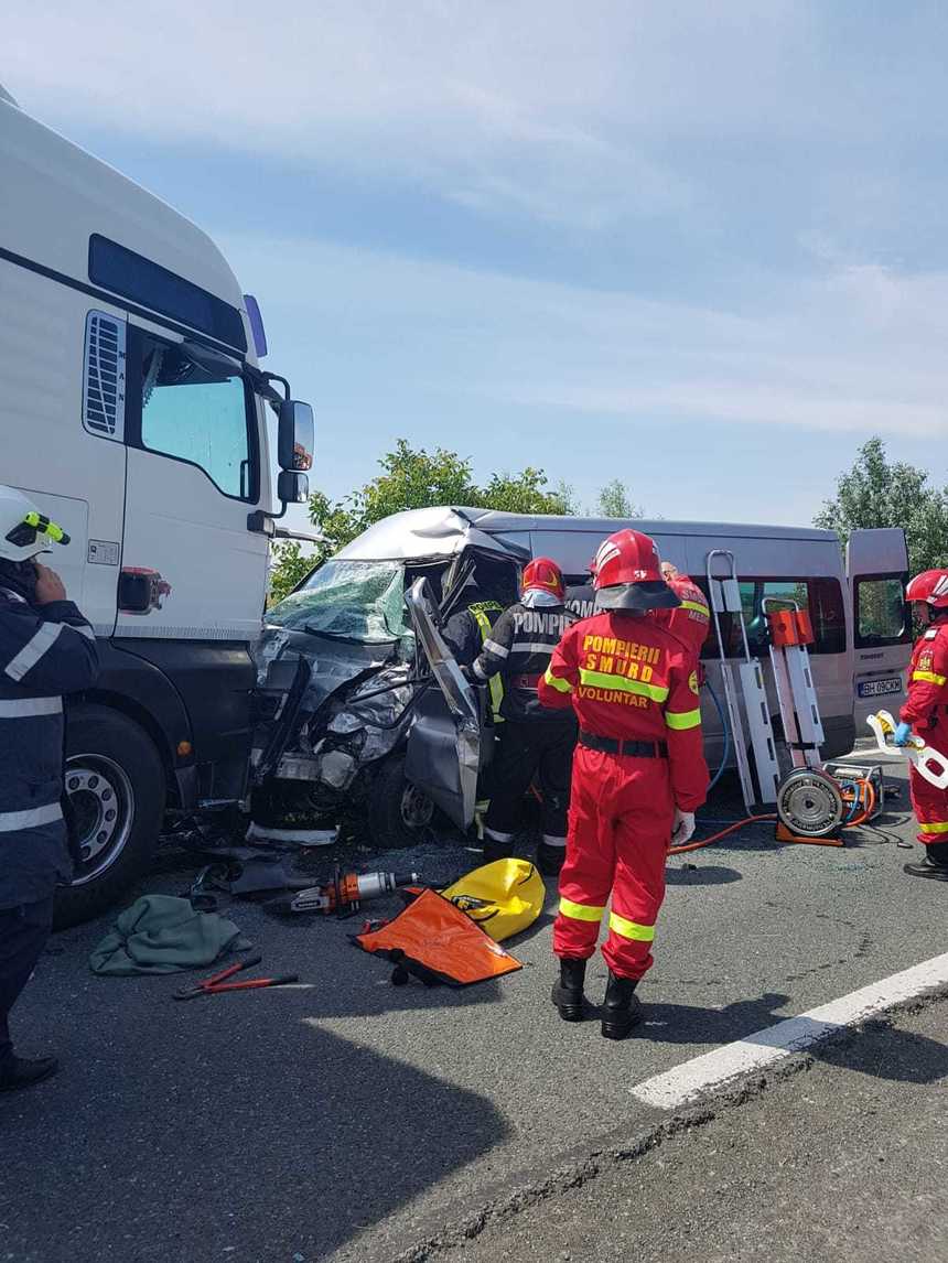 Patru persoane au fost rănite după ce un TIR a intrat pe contrasens şi a lovit un microbuz cu pasageri. FOTO, VIDEO