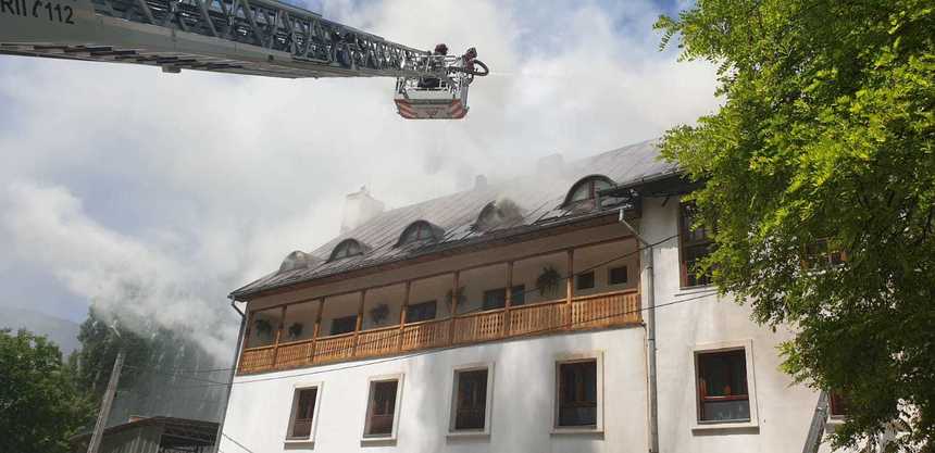 Alba: Incendiu la Mănăstirea Râmeţ; focul se manifestă la acoperiş, pe o suprafaţă de 400 - 600 de metri pătraţi 