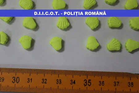 Reţea de trafic de droguri, formată din opt persoane, anihilată de procurorii DIICOT.  Gruparea vindea un gram de cocaină cu 100 de euro