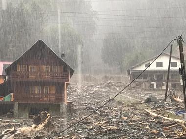 Probleme din cauza ploii torenţiale în judeţul Argeş: O femeie a fost surprinsă de o viitură, fiind rănită; DN 73 este blocat de aluviuni, iar zece persoane au fost evacuate, după ce gospodăriile le-au fost inundate. FOTO/ VIDEO