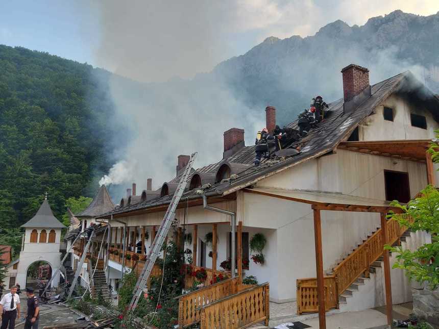 Incendiul de la Mănăstirea Râmeţ a afectat circa o mie de metri pătraţi din acoperişul clădirii unde se află chiliile; aproximativ jumătate din acoperiş s-a prăbuşit. FOTO, VIDEO