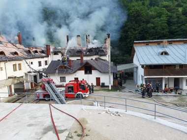 Alba: Incendiul de la Mănăstirea Râmeţ a fost lichidat; pompierii vor stabili cauza şi valoarea pagubelor, în cursul zilei de sâmbătă