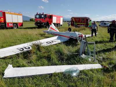 UPDATE Braşov: Un planor s-a prăbuşit pe panta de aterizare a aerodromului din Sânpetru. Victima accidentului este un tânăr de 23 de ani, care a suferit fracturi la coloană şi la picioare. VIDEO
