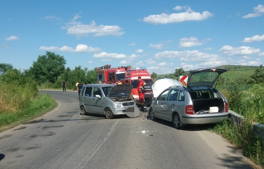 Şapte persoane rănite, între care doi copii, după ce două autoturisme s-au ciocnit pe un drum judeţean din Sibiu