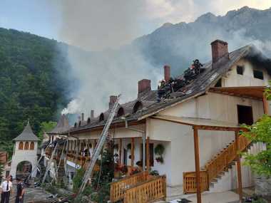 Cauza incendiului de la Mănăstirea Râmeţ a fost un scurtcircuit la un conductor electric  din mansardă