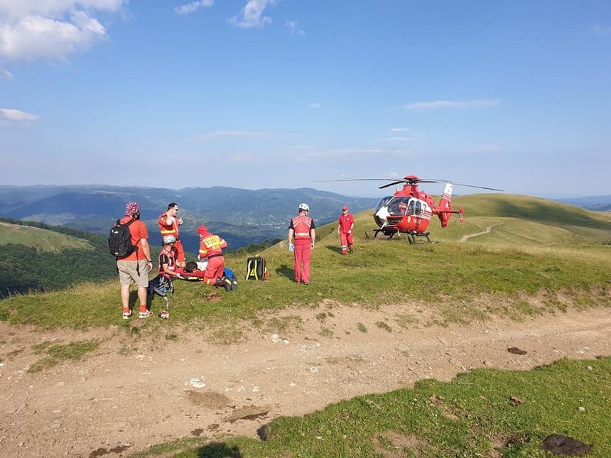Intervenţie a salvamontiştilor din Prahova pentru salvarea unui biciclist care a căzut; pacientul a fost evacuat din munte cu un elicopter SMURD. FOTO/ VIDEO