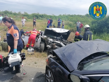Patru persoane rănite după ce două autoturisme s-au ciocnit pe DN 19F, în judeţul Satu Mare. FOTO