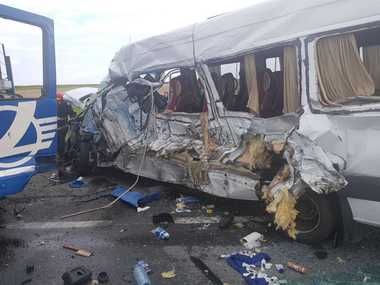 Plan roşu de intervenţie în Olt, după un accident cu şase autovehicule, între care un microbuz. Au fost implicate 19 persoane, din care una a decedat; alte două sunt de Cod roşu, între ele fiind o femeie însărcinată - FOTO, VIDEO
