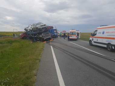 Arafat: În accidentul din Olt au fost implicate 19 persoane, din care una a decedat; alte două sunt de Cod roşu, între ele fiind o femeie însărcinată. FOTO, VIDEO