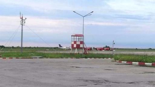 UPDATE Explozie la anvelopele trenului de aterizare al unui avion, la sosirea pe Aeroportul Henri Coandă; Tarom: Cei 22 de pasageri ai aeronavei care venea de la Satu Mare au fost debarcaţi şi li se asigură asistenţă la sol. FOTO