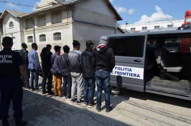 Opt cetăţeni din Bangladesh, prinşi de poliţiştii de frontieră din judeţul Botoşani când încercau să intre ilegal în ţară
