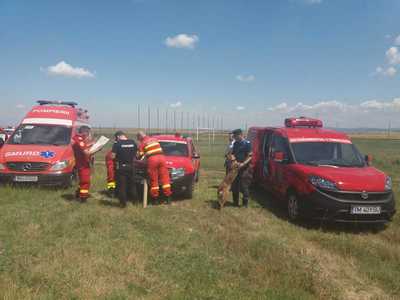 Echipaje de pompieri din Timiş şi Arad caută un cioban care a sunat la 112, acuzând dureri de cap şi stare de leşin; în timpul apelului bărbatul nu a mai comunicat cu operatoarea, linia rămânând deschisă. FOTO/ VIDEO