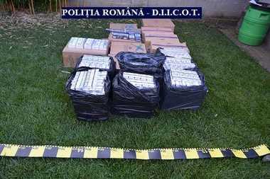 Opt bărbaţi au fost reţinuţi în urma percheziţiilor care au avut loc în zona de vest a ţării, la gruparea specializată în contrabandă cu ţigări 