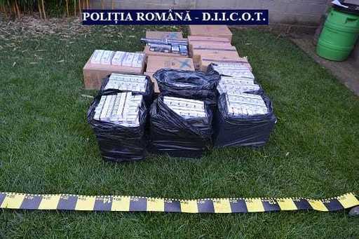 Opt bărbaţi au fost reţinuţi în urma percheziţiilor care au avut loc în zona de vest a ţării, la gruparea specializată în contrabandă cu ţigări 
