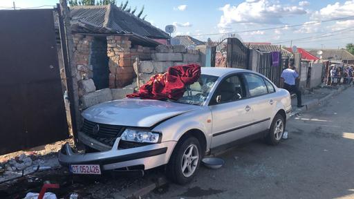 Constanţa: Două persoane au murit şi alte două au fost rănite după ce au fost lovite pe trotuar de o maşină condusă de un adolescent de 16 ani. FOTO