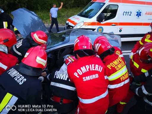 Constanţa: Patru persoane au fost rănite într-un accident în care au fost implicate trei maşini. FOTO