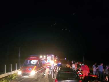 Sibiu: Trei copii şi doi adulţi, răniţi după ce căruţa în care se aflau, nesemnalizată, a fost lovită de o maşină, pe DN 14. FOTO