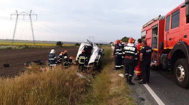 Constanţa: Trei persoane au murit şi patru au fost rănite, într-un accident între o dubă şi un autoturism - FOTO, VIDEO
