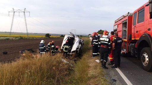 Constanţa: Trei persoane au murit şi patru au fost rănite, într-un accident între o dubă şi un autoturism - FOTO, VIDEO
