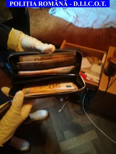 Peste o sută de bancnote false, descoperite de poliţişti şi procurori