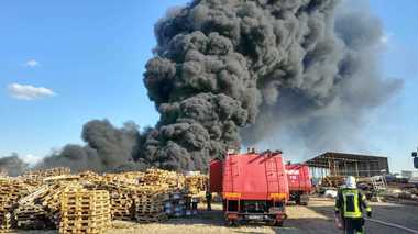 Bihor: Incendiu la un depozit de deşeuri, mase plastice şi hârtie, cu degajări mari de fum; primele informaţii arată că nu sunt victime. Incendiu a fost stins după o intervenţie la care au participat peste 60 de pompieri FOTO, VIDEO