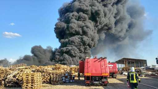 Incendiul izbucnit la un depozit de deşeuri reciclabile din Bihor a fost stins; intervenţia, îngreunată de prezenţa materialelor combustibile şi de lipsa surselor de apă