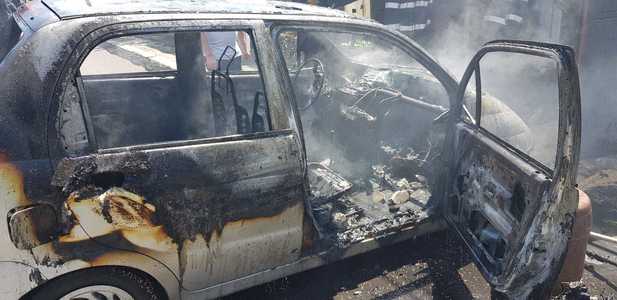 Neamţ: O fetiţă de 10 ani a fost rănită într-un incendiu, după ce maşina în care se afla a luat foc