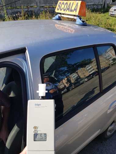Olt: Instructor auto, prins băut la volan în timp ce ducea un elev la proba practică pentru obţinerea permisului de conducere