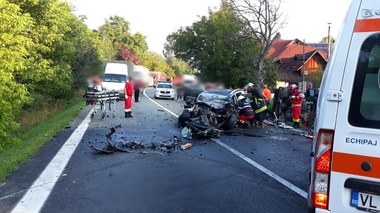 Vâlcea: Doi morţi şi patru răniţi, după ce un TIR cu ciment şi un autoturism s-au ciocnit frontal; traficul pe DN 7, blocat complet. FOTO
