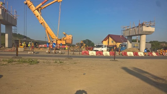 Mureş: Trafic alternativ pe DN 14A, la intrarea în Iernut, unde se ridică grinzile pe pasajul aflat în construcţie, în zona intersecţiei cu A3