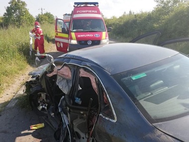 Arad: Un copil de 9 ani a murit într-un accident rutier; mama şi fratele său au fost răniţi, după ce maşina în care se aflau s-a ciocnit cu un TIR