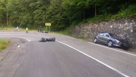 Doi motociclişti, răniţi de o maşină pe Transfăgărăşan; accidentul a fost provocat de o tânără de 23 de ani care urca la Bâlea