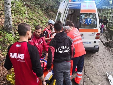 Turistă din Danemarca, salvată de salvamontiştii din Prahova după ce a căzut 15 metri într-o râpă