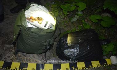 Femeie din judeţul Suceava, cercetată pentru complicitate la contrabandă, după ce a fost prinsă de poliţiştii de frontieră cu circa 100 de kilograme de pietre semipreţioase, posibil chihlimbar. FOTO, VIDEO