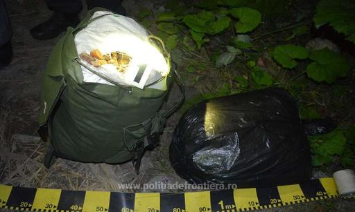 Femeie din judeţul Suceava, cercetată pentru complicitate la contrabandă, după ce a fost prinsă de poliţiştii de frontieră cu circa 100 de kilograme de pietre semipreţioase, posibil chihlimbar. FOTO, VIDEO