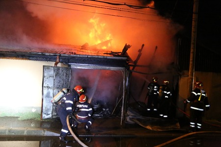 Incendiu puternic la un restaurant din Galaţi; 38 de locatari dintr-un bloc învecinat au fost evacuaţi, iar două persoane au ajuns la spital - VIDEO
