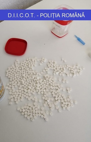 Patru persoane, prinse în flagrant când vindeau comprimate de ecstasy, la Piteşti; două dintre ele au fost reţinute