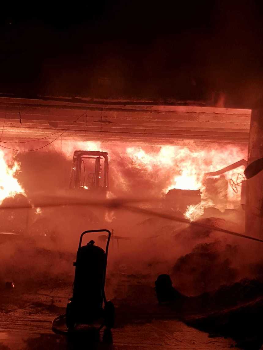 Incendiu puternic la o fabrică de mobilă din Oradea; paznicul a fost transportat la spital cu arsuri. FOTO, VIDEO