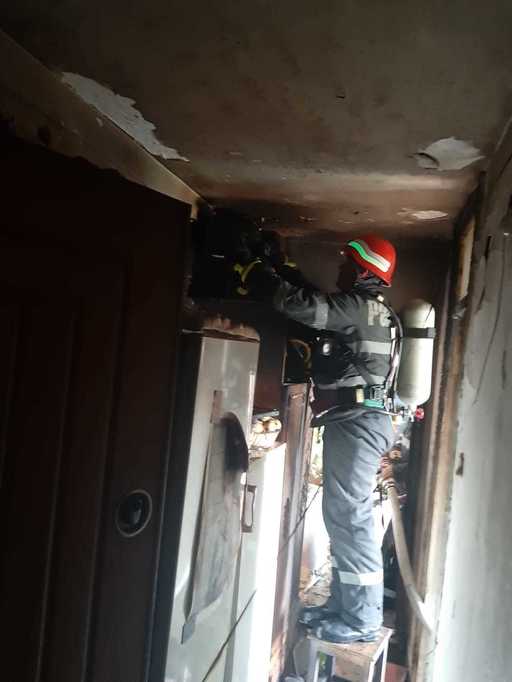 Trei persoane au fost salvate de un pompier tulcean, după ce locuinţa lor a luat foc şi nu puteau să iasă