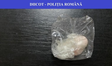 Două persoane suspectate că vindeau produse cu efecte psihoactive unor tineri din Tulcea, reţinute de DIICOT
