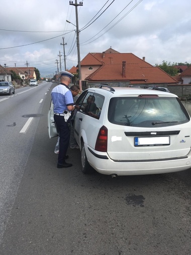 Peste 240 de autovehicule folosite la transportul ilegal de persoane, contra cost, găsite de poliţişti în urma unei acţiuni care i-a vizat pe "piraţii rutieri". FOTO, VIDEO