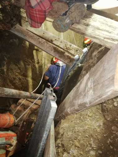 Arad: Bărbat peste care s-a surpat un mal de pământ, salvat de pompieri după opt ore