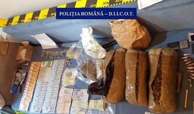 Craiova: Trei bărbaţi arestaţi preventiv pentru trafic de droguri; unul dintre ei a fost prins în flagrant când vindea pliculeţe cu cannabis
