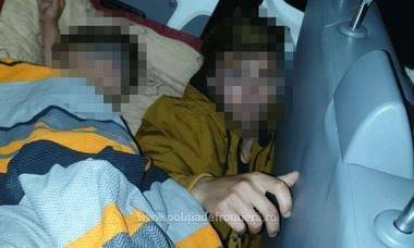 Arad: Adolescent găsit de poliţiştii de frontieră ascuns între banchetele unui microbuz condus de tatăl său; bărbatul încerca să-şi scoată ilegal din ţară fiul, neavând procură din partea mamei