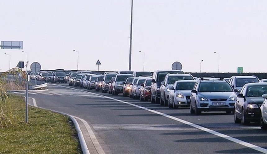 Accident cu trei autoturisme pe podul de la Agigea. Circulaţia se desfăşoară cu dificultate. VIDEO