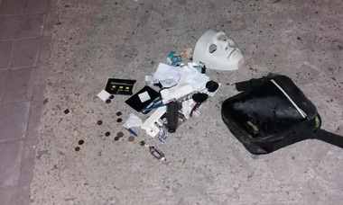 Constanţa: Bărbat de 25 de ani din Iaşi, mascat şi înarmat cu două cuţite, care atacase un poliţist, prins după ce a fost împuşcat în picior - FOTO

