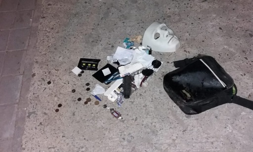 Constanţa: Bărbat de 25 de ani din Iaşi, mascat şi înarmat cu două cuţite, care atacase un poliţist, prins după ce a fost împuşcat în picior - FOTO


