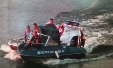 Doi turişti din Ungaria, aflaţi pe Dunăre într-o ambarcaţiune care s-a stricat şi plutea în derivă, ajutaţi de poliţiştii de frontieră să ajungă la mal 